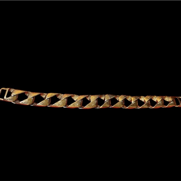 gold tone textured metal ribbon link bracelet. - Picture 2 of 7